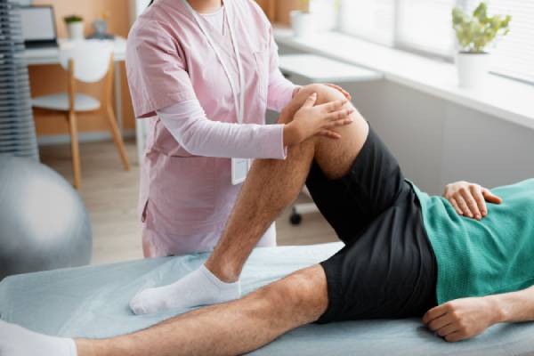 Physiotherapy session for knee recovery at Ayush Orthopaedic Clinic