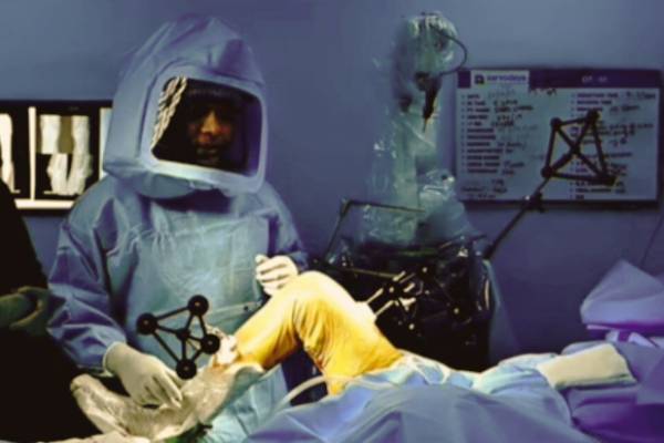 Surgeon performing Robotic Joint Replacement Surgery In PCMC Pune using advanced technology
