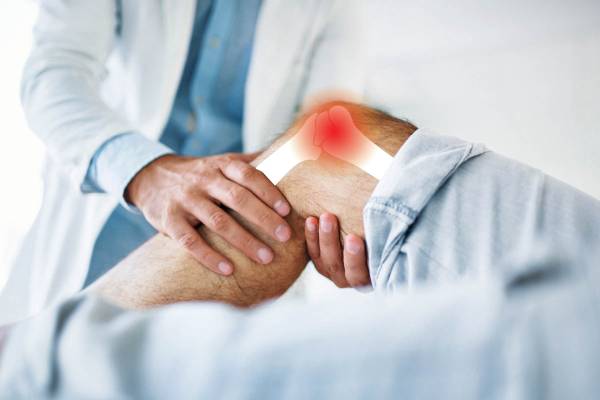 Doctor examining patient’s knee for pain — advanced Joint Pain Treatment in PCMC by Dr. Ashutosh Jadhav
